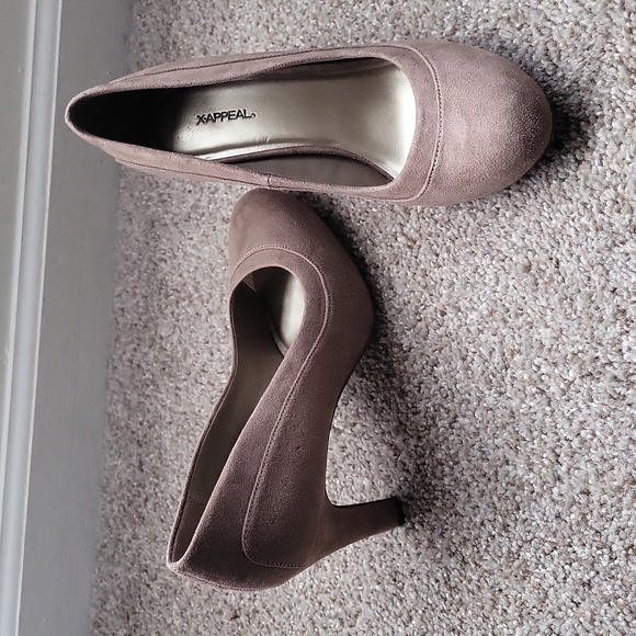 Heels - Picture 2 of 3